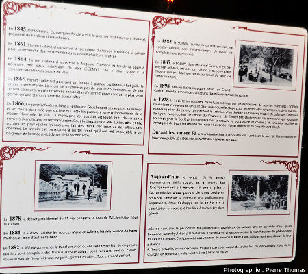 Panneau explicatif dans le parc municipal de Vals-les-Bains expliquant l'histoire de la « Source Intermittente »
