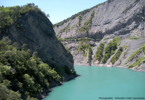 Vue sur les falaises des gorges de l'Ébron (partiellement ennoyées par le lac de barrage EDF de Monteynard) depuis la passerelle du Pas du Berlioz, 5 km au Nord du site de Cornillon-en-Trièves (Isère)