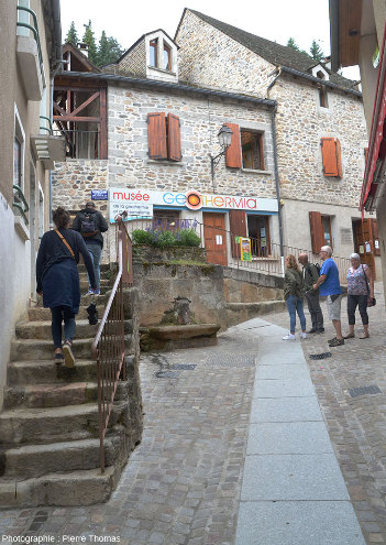 Les soubassements de certaines rues de Chaudes-Aigues sont parcourus d'un réseau de canalisations d'eau chaude que l'on repère au dallage différent des pavés ordinaires