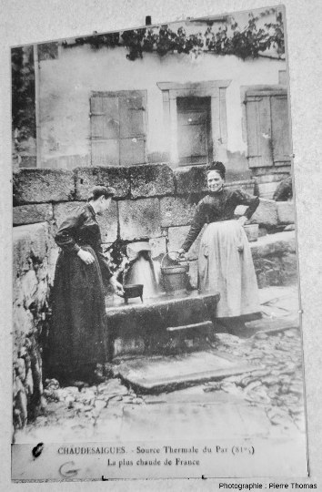 Carte postale montrant des “ménagères” allant chercher de l'eau chaude à la source du Par, Chaudes-Aigues (Cantal)