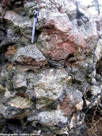 Portion de mur vitrifié constitué de blocs de granite s.l. et de quartz soudés par du verre bulleux, camp de Péran (Côtes d'Armor)