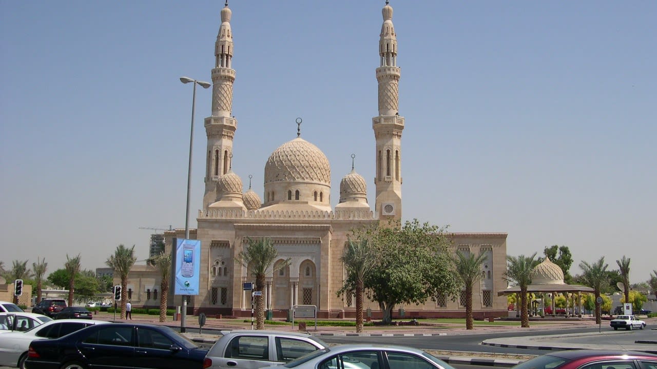 Visit the Jumeira Mosque in Dubai