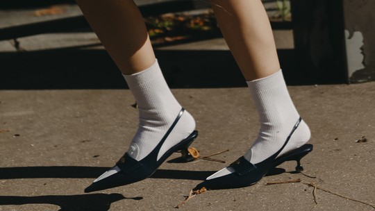 Descubra quatro formas estilosas de usar meias brancas em looks do dia a dia 