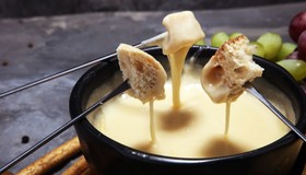 Aprenda a fazer o fondue de queijo e cachaça que premiou chef brasileira 