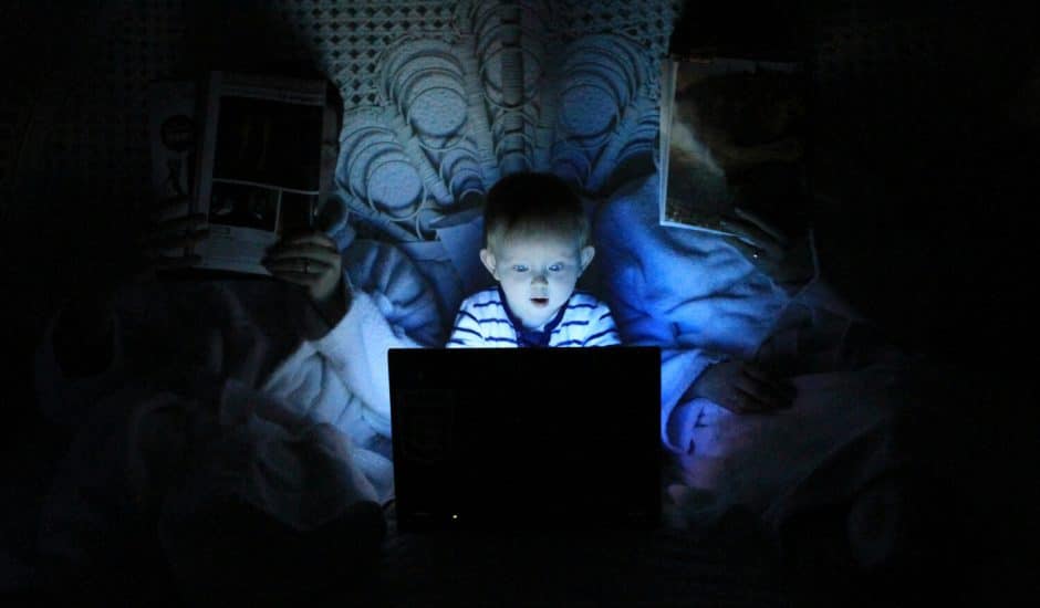 Un enfant sur un écran.