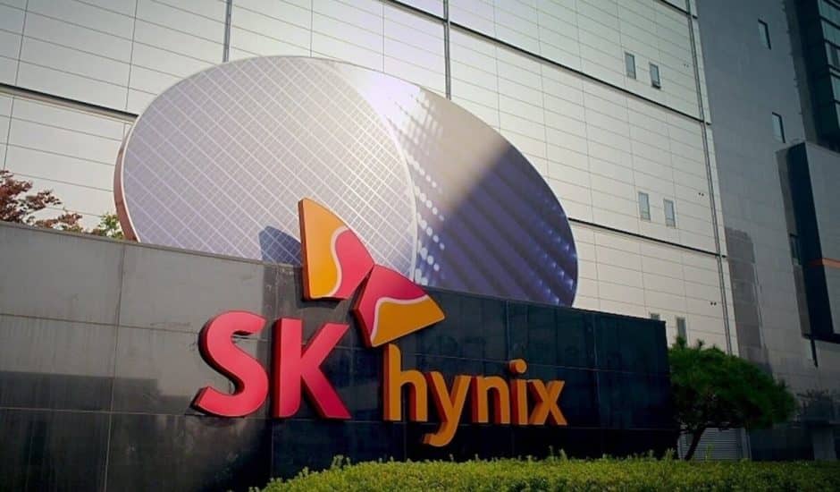 Logo SK Hynix devant un wafer de semi-conducteurs
