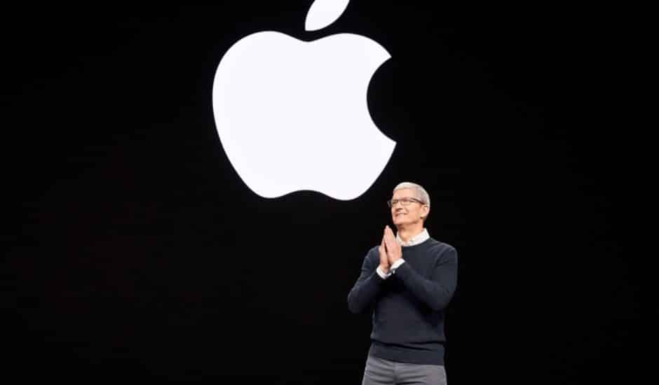 Tim Cook devant le logo d'Apple.