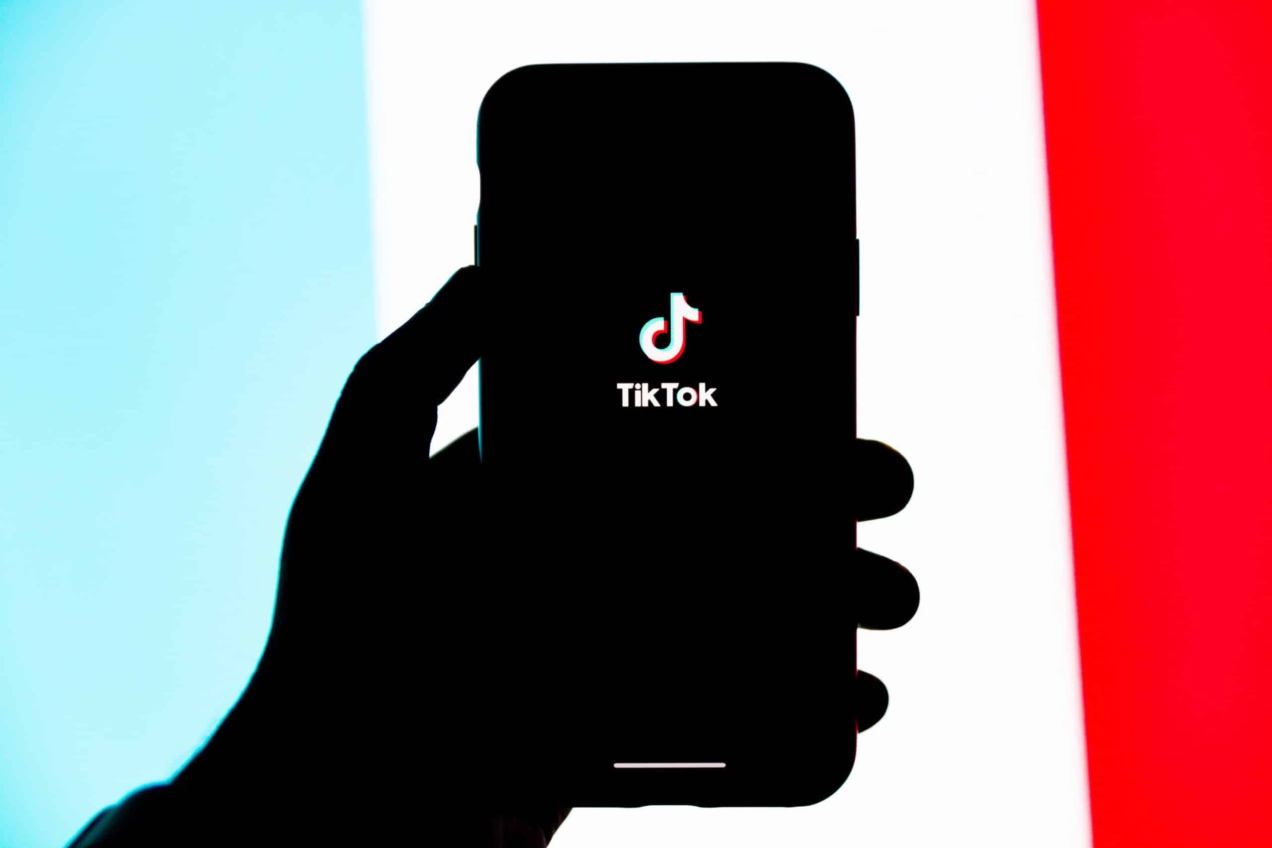 Application TikTok sur smartphone.