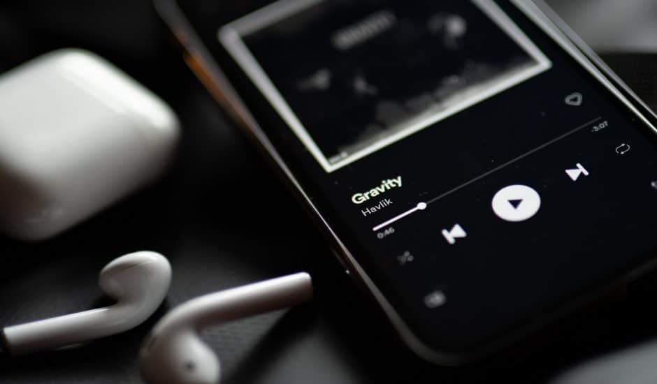 Un smartphone écoutant une musique sur Spotify