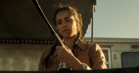 H Jessica Alba τα βάζει με μια συμμορία στο trailer του "Trigger Warning" (Trailer Netflix)