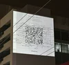 Código QR dando pistas sobre el nuevo sencillo Fortnight de Taylor Swift proyectado en un edificio en Sydney, Australia