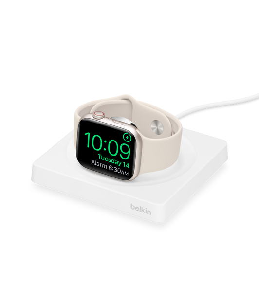 Il caricabatterie rapido portatile Boost Charge Pro di Belkin per Apple Watch, di colore bianco, ha un modulo magnetico per ricaricare velocemente un Apple Watch Series 8 o Apple Watch Ultra.