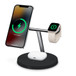Vue oblique de la station de charge avec un iPhone, une Apple Watch et un boîtier de charge sans fil pour AirPods.