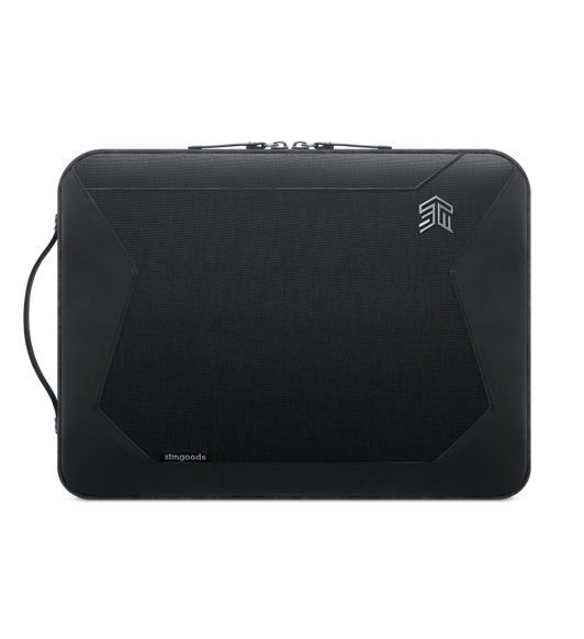 Das STM 14" Myth Laptop Sleeve hat ein geprägtes Logo an der oberen Ecke der Vorderseite und schützt dein MacBook mit einem wasserabweisenden, Polyurethan-beschichteten Stoff.