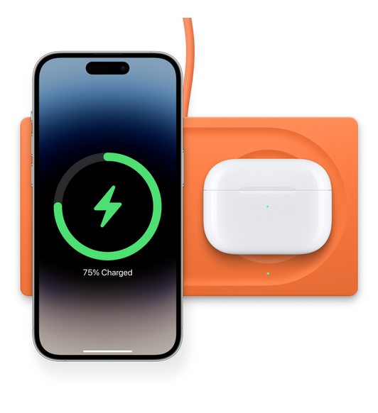 Het draadloze Belkin Boost Charge Pro 2-in-1 oplaadstation met een iPhone en een AirPods-case die worden opgeladen en een ledlampje aan de onderkant van de Qi-oplaadring.