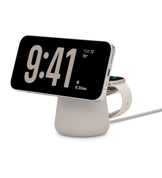 Belkin Boost Charge Pro 2-i-1 trådløs ladestasjon med MagSafe i sand lader både iPhone 15 Pro i hvitt titan og Apple Watch Series 9 med 41 mm urkasse i stjerneskinn.