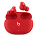 Beats Studio Buds helt trådløse øretelefoner med støyreduksjon i rød, med Beats-logoen over et hendig ladeetui.
