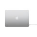 Szőtt borítású, ezüstszínű USB-C – MagSafe 3 kábel színben passzoló mágneses MagSafe csatlakozóval, egy lecsukott fedelű, ezüstszínű MacBook Próhoz csatlakoztatva.