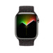 Etunäkymä punotusta Solo Loop ‑rannekkeesta, kuvassa näkyvät Apple Watchin kellotaulu ja Digital Crown.
