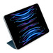 Smart Folio für iPad Pro in Marineblau, das zum Ansehen aufgestellt und geneigt ist.