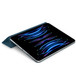 Yazı yazmaya uygun olarak belirli bir açıyla yerleştirilmiş iPad Pro için Okyanus Mavisi Smart Folio.