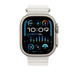 Pasek Ocean w kolorze białym z widocznym Apple Watch z kopertą 49 mm, przyciskiem bocznym i pokrętłem Digital Crown