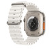 Fehér Óceán szíj és az Apple Watch Ultra egészséggel kapcsolatos érzékelői és töltőfelülete a hátoldalon