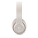 Vista lateral de los auriculares Beats Studio Pro Wireless en color arena donde se muestra el logo distintivo de Beats.