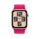 A málnapiros fonott körpánt elölnézete az Apple Watch számlapjával és a Digital Crownnal