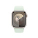 Pasek sportowy w kolorze pastelowej mięty z widocznym Apple Watch z kopertą 41 mm i pokrętłem Digital Crown.