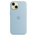Coque en silicone bleu clair avec MagSafe pour iPhone 15, logo Apple au centre, fixée à un iPhone 15 jaune, vu à travers la découpe pour l’appareil photo.