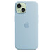 Coque en silicone bleu clair avec MagSafe pour iPhone 15, logo Apple au centre, fixée à un iPhone 15 vert, vu à travers la découpe pour l’appareil photo.