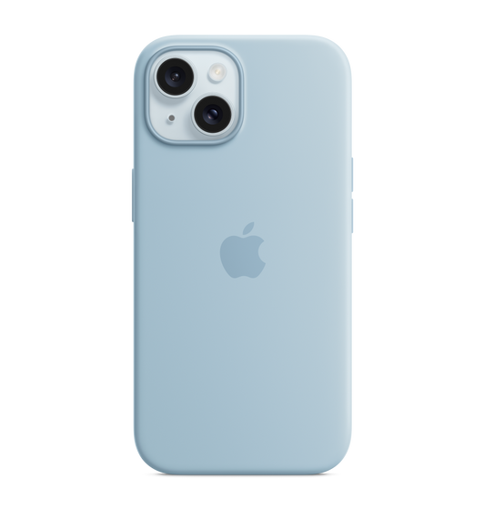MagSafe-rögzítésű világoskék iPhone 15-szilikontok, közepén az Apple logóval, kék iPhone 15-ön, amely a tok kameranyílásán keresztül látszik.