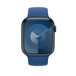 Boucle unique Bleu Atlantique associée à un boîtier d’Apple Watch de 45 mm dont la Digital Crown est bien visible.
