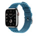 Bracelet Simple Tour Tricot Bleu Jean (bleu), montrant le cadran de l’Apple Watch et la Digital Crown.