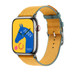Twill Jump Simple Tour-armband i Jaune d'Or/Bleu Jean (gul). På bilden syns urtavlan på Apple Watch och Digital Crown.
