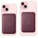 FineWoven kaarthouder met MagSafe voor iPhone in de kleur moerbei, onderaan bevestigd op een iPhone 15, FineWoven kaarthouder met MagSafe voor iPhone in de kleur moerbei, in het midden onder de camera bevestigd op een roze iPhone 15 Plus.