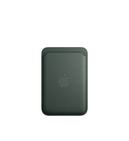 Widok z przodu portfela z tkaniny FineWoven w kolorze wiecznej zieleni z MagSafe do iPhone’a. Kieszeń na karty u góry, wytłoczone logo Apple pośrodku.  