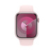 Světle růžový sportovní řemínek, pohled na 45mm pouzdro Apple Watch a korunku Digital Crown.