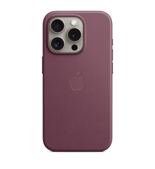Etui z tkaniny FineWoven w kolorze rubinowej morwy z MagSafe do iPhone’a 15 Pro przyczepione do iPhone’a 15 Pro w kolorze tytanu naturalnego. Wytłoczone logo Apple pośrodku etui. iPhone widoczny przez wycięcie na aparat.
