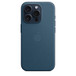 Stillehavsblåt FineWoven-etui til iPhone 15 Pro med MagSafe og et indpræget Apple-logo midtpå. Etuiet sidder på en iPhone 15 Pro i blåt titanium, der kan ses gennem åbningen til kameraet.