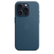 Kamera kesitinden görünen, Mavi Titanyum renk iPhone 15 Pro’ya takılı, ortasında yerleşik Apple logosu bulunan, iPhone 15 Pro için MagSafe özellikli Pasifik Mavisi Mikro Dokuma Kılıf.