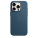 Tichomořsky modrý kryt z tkaniny FineWoven s MagSafe na iPhone 15 Pro, logo Apple vyražené uprostřed, na iPhonu 15 Pro z bílého titanu, který je vidět ve výřezu pro fotoaparát.