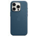 Kamera kesitinden görünen, Beyaz Titanyum renk iPhone 15 Pro’ya takılı, ortasında yerleşik Apple logosu bulunan, iPhone 15 Pro için MagSafe özellikli Pasifik Mavisi Mikro Dokuma Kılıf.