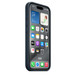 Stillahavsblått FineWoven-skal med MagSafe till iPhone 15 Pro, sett snett från sidan och framifrån. Skalet täcker baksidan och kanterna på iPhone med snabbknappen och volymknapparna i aluminium.