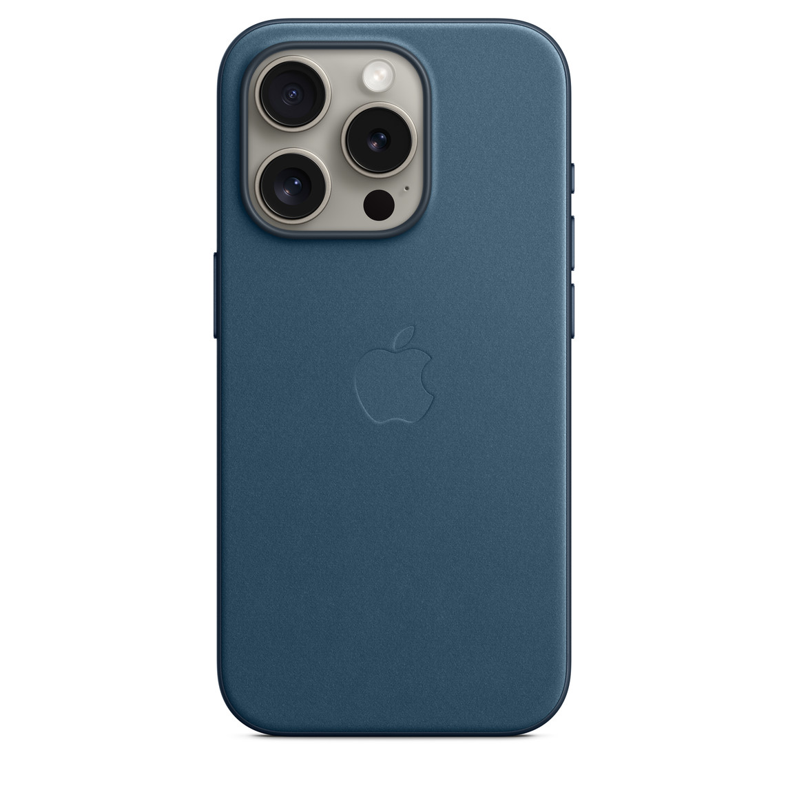 Stillahavsblått FineWoven-skal till iPhone 15 Pro med MagSafe och präglad Apple-logotyp i mitten. Skalet sitter på en iPhone 15 Pro i naturligt titan, som skymtar fram genom öppningen för kameran.