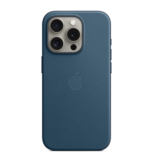 Tichomořsky modrý kryt z tkaniny FineWoven s MagSafe na iPhone 15 Pro, logo Apple vyražené uprostřed, na iPhonu 15 Pro z přírodního titanu, který je vidět ve výřezu pro fotoaparát.