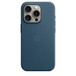 Tichomořsky modrý kryt z tkaniny FineWoven s MagSafe na iPhone 15 Pro, logo Apple vyražené uprostřed, na iPhonu 15 Pro z přírodního titanu, který je vidět ve výřezu pro fotoaparát.