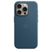 Kamera kesitinden görünen, Natürel Titanyum renk iPhone 15 Pro’ya takılı, ortasında yerleşik Apple logosu bulunan, iPhone 15 Pro için MagSafe özellikli Pasifik Mavisi Mikro Dokuma Kılıf.