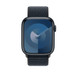 Etunäkymä keskiyönsinisestä Sport Loop ‑rannekkeesta, kuvassa näkyvät Apple Watchin kellotaulu ja Digital Crown